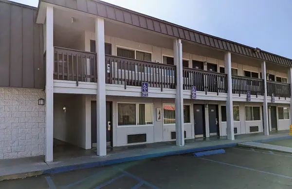 Motel 6, Claremont